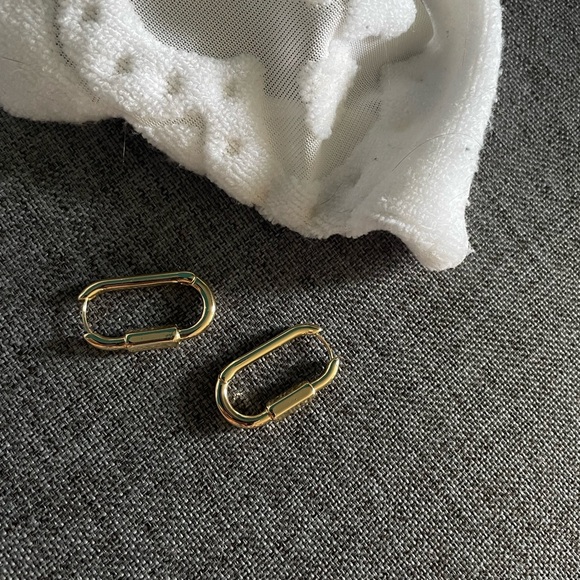 Gold colour edgy hoop earrings - Picture 4 of 4